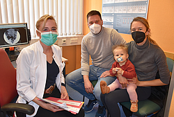 : Bei Prof. Dr. Stefanie Märzheuser (l.) fühlen sich Marco und Anna, die Eltern der kleinen Patientin Mara, sehr gut aufgehoben.