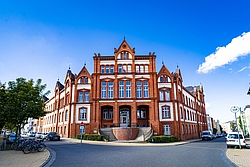 Großes Backsteingebäude mit blauem Himmel im Hintergrund