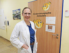 Ärztin vor der Tür der kinderchirurgischen Ambulanz
