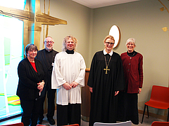 Pastorin Susanne Möckel (v.l.), Pfarrer Michael Sobania, Jan Geldern vom Erzbistum Hamburg, Pröpstin Britta Carstensen vom Evangelisch-Lutherischen Kirchenkreis Mecklenburg und Pastorin Antje Ahlhelm segneten den Raum der Stille ein.