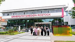 Gruppenfoto vor dem Hauptgebäude der Unimedizin Rostock