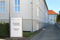 Eingang zu einem Klinikgebäude