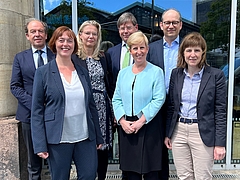 Gruppenfoto von Männern und Frauen mittleren Alters