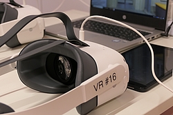Eine VR-Brille auf einem Tisch