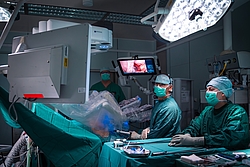 3 Personen sind in einem OP